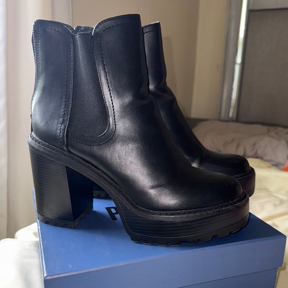 Madden Girl Black Heeled Boots Sleek Stylish Comfortable